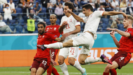 Испания се класира за полуфиналите на Евро 2020 след като победи Швейцария след изпълнение на дузпи