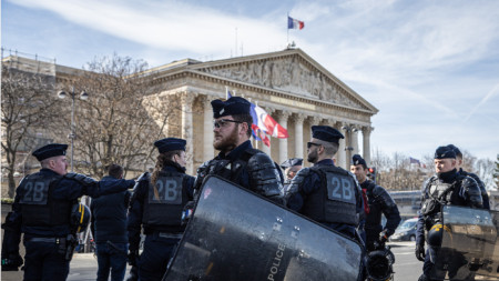 Полицията е пред Националното събрание, докато профсъюзите демонстрират срещу реформата на пенсионната система в Париж, 16 март 2023 г. 