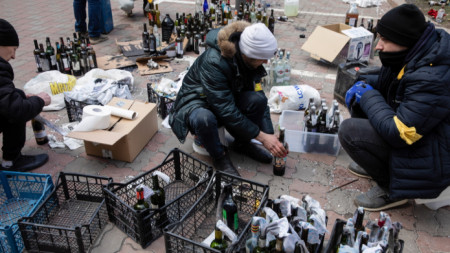Украинци приготвят коктейли „Молотов“ в Киев, 27 февруари 2022 г.