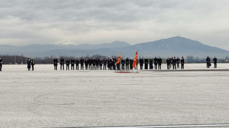 Траурната церемония по посрещането на тленните останки на летището в Скопие.
