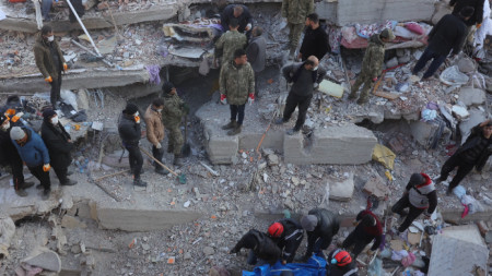 Спасителни екипи изнасят тела от срутена сграда в град Кахраманмараш, югоизточна Турция, 9 февруари 2023 г.
