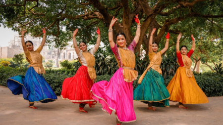 Grupo representando el baile Kathak. Fotografía, cortesía de los organizadores.