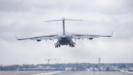 Военен транспортен самолет Boeing C-17 Globemaster III каца на пистата на летище Okecie във Варшава, Полша, 19 февруари 2023 г. Самолетът достави оборудване, необходимо за поддръжка на предстоящото посещение на президента на САЩ Джо Байдън.