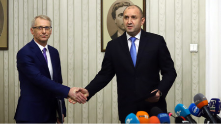 Rumen Radev (R) hands Nikolai Denkov the mandate for forming a government