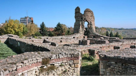 Jeder Reisende, der sich die Stadt anschaut, beginnt seinen Spaziergang in der Stadtmitte, beim alten Turm, auf Bulgarisch „Kula“.