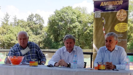 Борис Борисов, д-р Петър Велев и председателят на ТК Левски Явор Цаков.