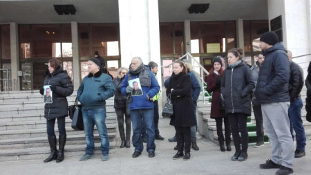Близки на загиналия велосипедист Евелин Дуков от Царево протестираха пред Окръжния съд в Бургас