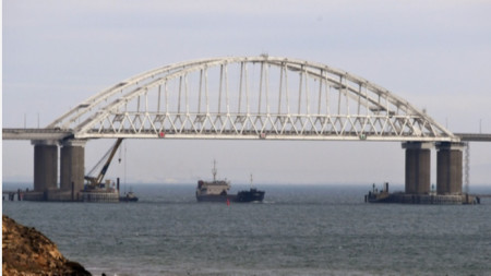 Движението по Кримския мост е временно спряно по технически причини