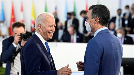 Испанският премиер Педро Санчес (вдясно) разговаря с президента на САЩ Джо Байдън по време на срещата на Г-20 в Рим - 30 октомври 2021