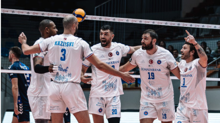 Цветан Соколов (№19) и Матей Казийски (№3) се радват след поредната точка.