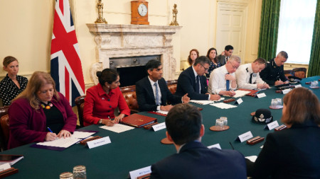 Британският министър-председател Риши Сунак (в средата) е домакин на полицейска кръгла маса на Даунинг стрийт 10, Лондон, 12 октомври 2023 г.