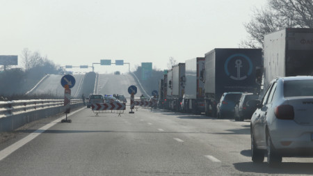 Опашката от МПС на изхода на София към автомагистрала 