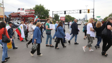 Протестиращи жители на столичния квартал „Горубляне“ блокират булевард  „Цариградско шосе“.