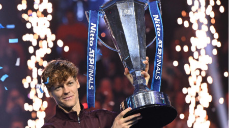 Яник Синер с трофея.