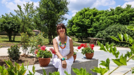 Д-р Станкова в двора на създадения от нея и семейството ѝ дом за възрастни - Медива Парк.