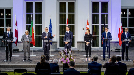 Лидерите на 7 страни от НАТО се събраха в резиденцията на нидерландския премиер Марк Рюте (в средата), 14 юни 2022 г.