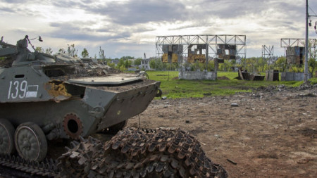 Повредена военна машина в покрайнините на Харков. Руските сили са изтласкани от втория по големина град на Украйна