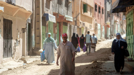 Жители на мароканския град Амизмиз напускат града си, засегнат от земетресението.
