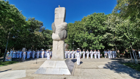 Памятник моряку в Морском саду в Бургасе
