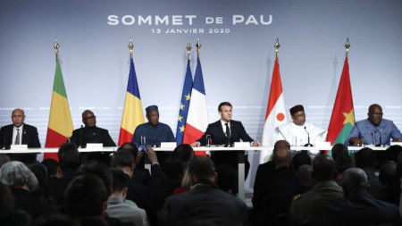 Президентите на петте африкански страни от района Сахел на среща във френския град По, организирана от президента на Франция.