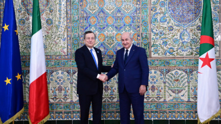 Министър-председателят на Италия Марио Драги (вляво) и президентът на Алжир Абделмаджид Тебун - Алжир, 11 април 2022