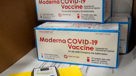 Кутии с ваксината на Moderna, одобрена от FDA през декември, са подготвени за разпращане в дистрибуторски център в САЩ.