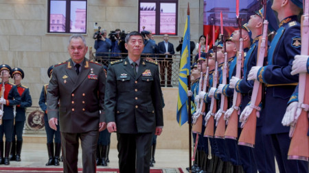 Руският министър на отбраната Сергей Шойгу (вляво) и китайският му колега ген. Ли Шанфу на церемонията по посрещането Москва, 18 април 2023 г. Ли Шанфу е на тридневно посещение в Русия.