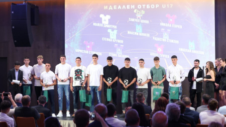 Момент от награждаването.