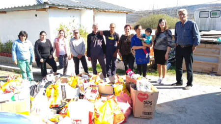 Ученици от Свищов дариха над половин тон хранителни продукти на