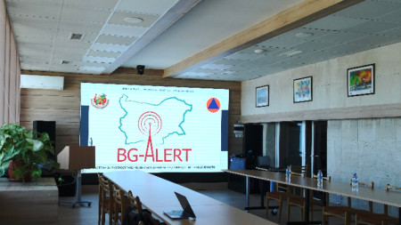 Днес в сградата на ГДПБЗН представители на мобилните оператори и на фирмата-изпълнител по проекта оповестиха подробности за началото на планираните тестове на системата BG-ALERT - съобщения за бедствия и извънредни ситуации.