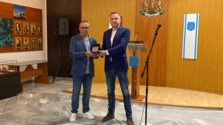 Портних връчва наградата на Илиев.