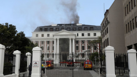 Голям пожар е избухнал тази сутрин в южноафриканския парламент в