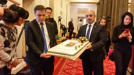 Депутатите от ВМРО подариха на парламентарните журналисти торта с логото на партията