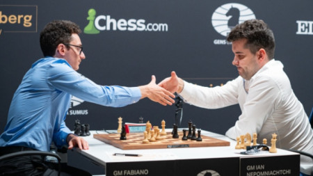 Ян Непомняшчи (вдясно) ще играе с Магнус Карлсен за шахматната корона.