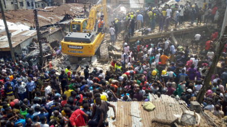 Спасители издирват оцелели в руините на рухналата 3-етажна сграда в Лагос, Нигерия.