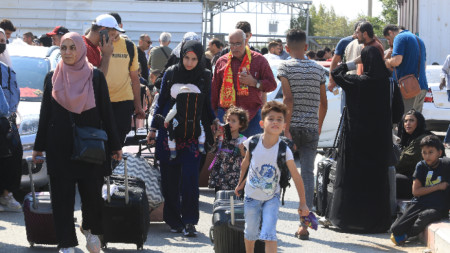 Палестинци чакат да бъдат пуснати на територията на Египет през контролно-пропускателният пункт Рафа.
