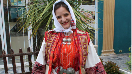 Традиционното женско облекло при християните от Голо Бърдо, Албания.