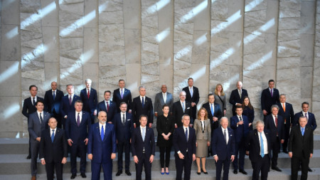 El presidente de Bulgaria, Rumen Radev (primera fila a la izquierda), en la Cumbre extraordinaria de la OTAN.