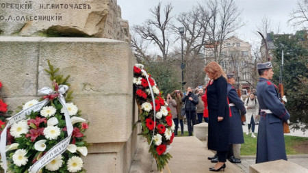 Iliyana Iotova pays tribute to the medics who lost their lives on the battlefield during the Russo-Turkish war. 