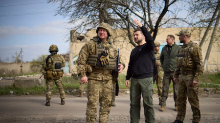 Президентът на Украйна Володомир Зеленски на фронтовата линия край Авдеевка - 18 април 2023