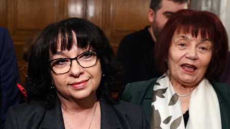 Министърът на финансите Теменужка Петкова даде брифинг в сградата на НС - 18 ноември 2025 г. На снимката вляво -  председателят на Синдиката на българските учители Янка Такева.