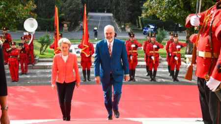 Председателят на ЕК Урсула фон дер Лайен и премиерът на Албания Еди Рама в Тирана.