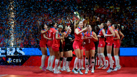 Волейболистките на Турция ликуват със златните медали и купата.