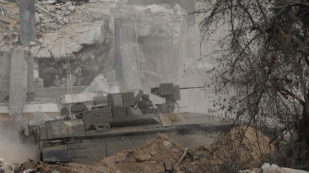 Израелски танкове се движат по пътя Salah Al Din в централната ивица Газа, 25 ноември 2023 г.