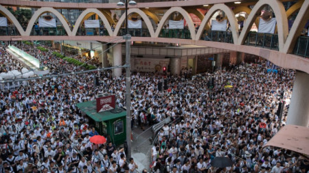 Най-малко 150 хиляди бяха участниците в началото на протеста в Хонконг, като към тях се присъединяваха още демонстранти.