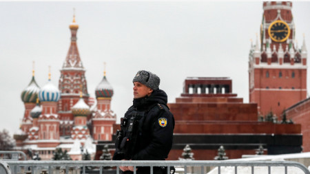 Полицай пред мавзолея на Ленин в Москва, 30 декември 2022 г. 