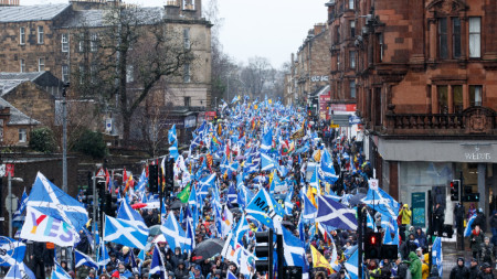 Десетки хиляди привърженици за независимост на Шотландия проведоха шествие в Глазгоу