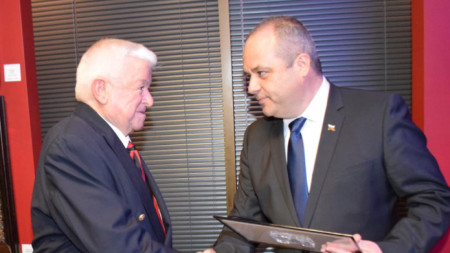 Генералният консул на България в Чикаго Иван Анчев (вдясно) награди Шефкет Чападжиев с почетен знак „Златна лаврова клонка“.