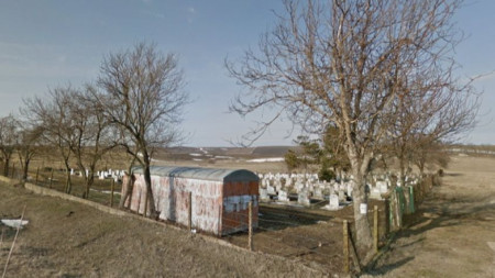 Около 90 паметници в гробището на село Стефан Караджа в