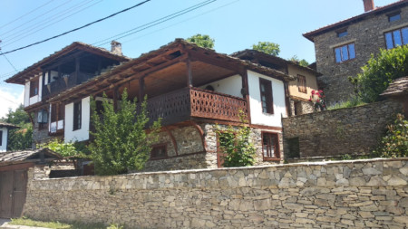 Още през 90-те години в гърменското село Лещен започва усилена реставрацията на стари къщи, част от които се отдават под наем.